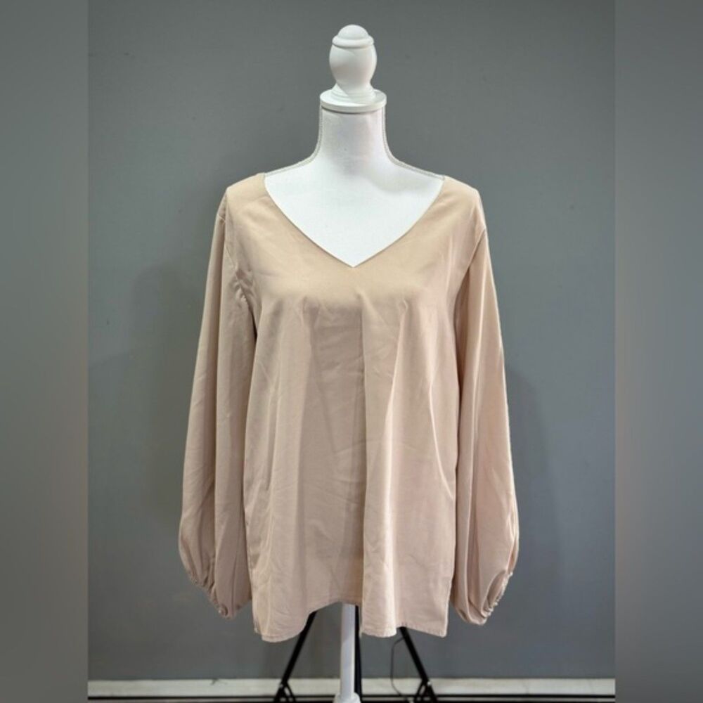 CLEARANCE! Cream Qearal Oversized V-Neck Blouse Size M EUC